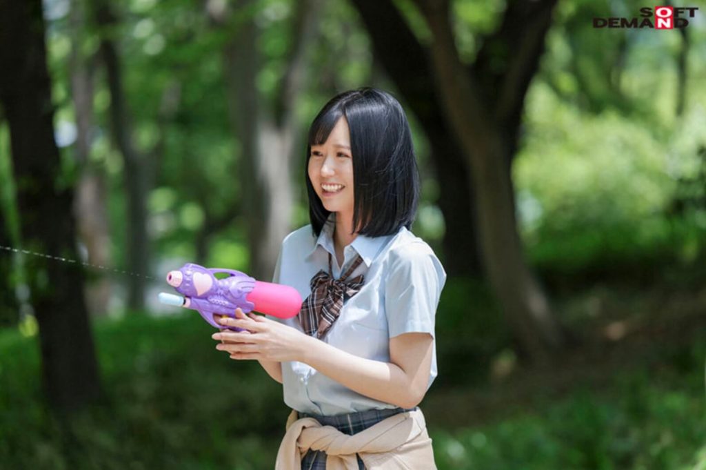 樟葉杏が水鉄砲で遊ぶ